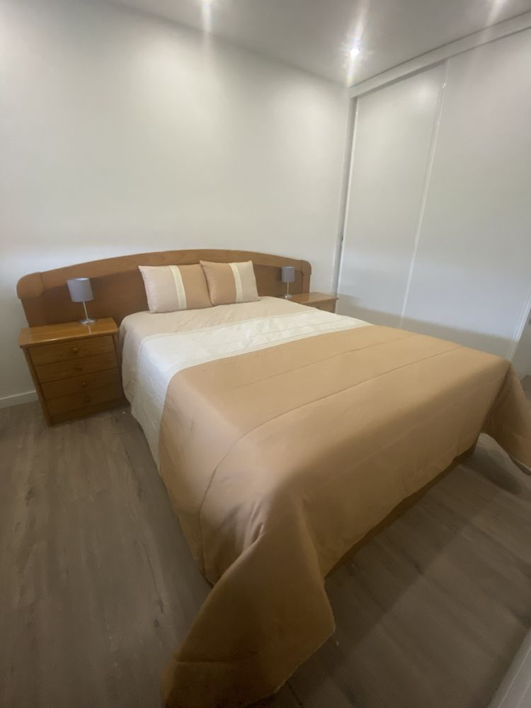 Cama e mesas de cabeceira