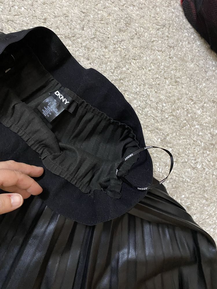 Saia DKNY pele sintética