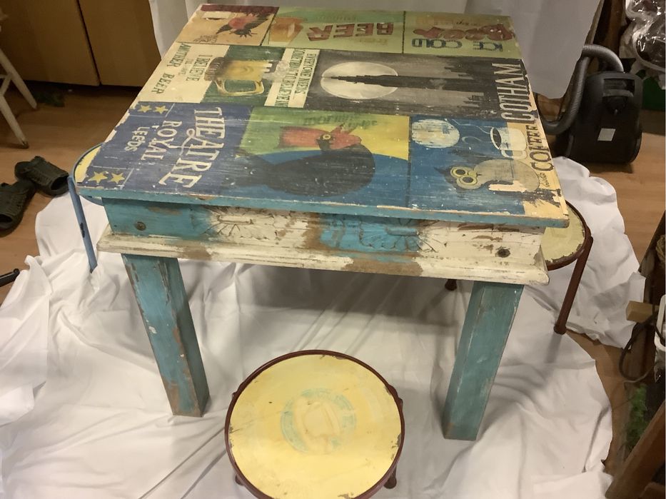 Mesa  de madeira maciça e bancos da loja kare