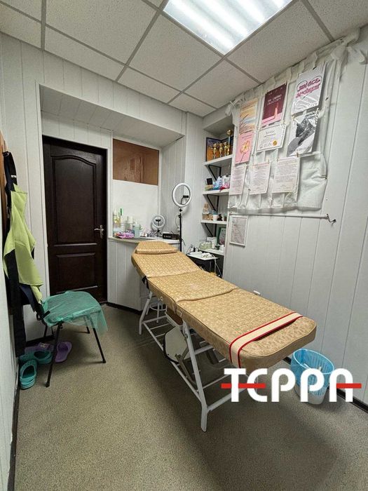 Продаж 2-кімнатної повнометражної квартири під салон краси