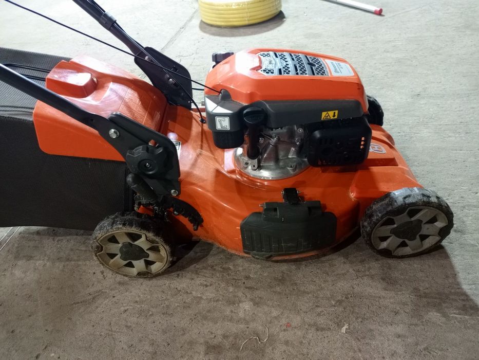 Продам газонокосілку Husqvarna LC 151 s