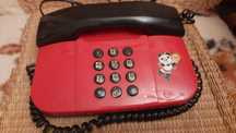 Aparat telefoniczny, kolor czerwony.