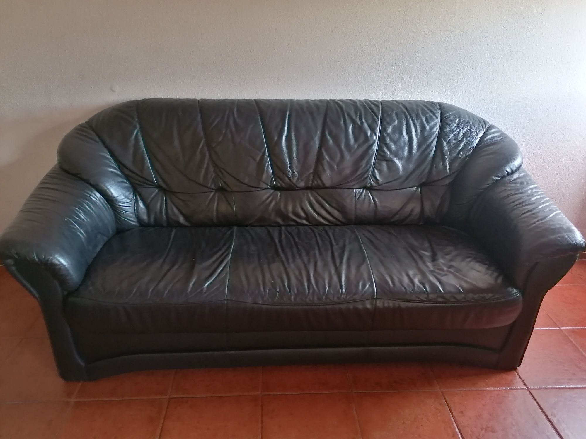 Sofa em pele com pequenas marcas de uso