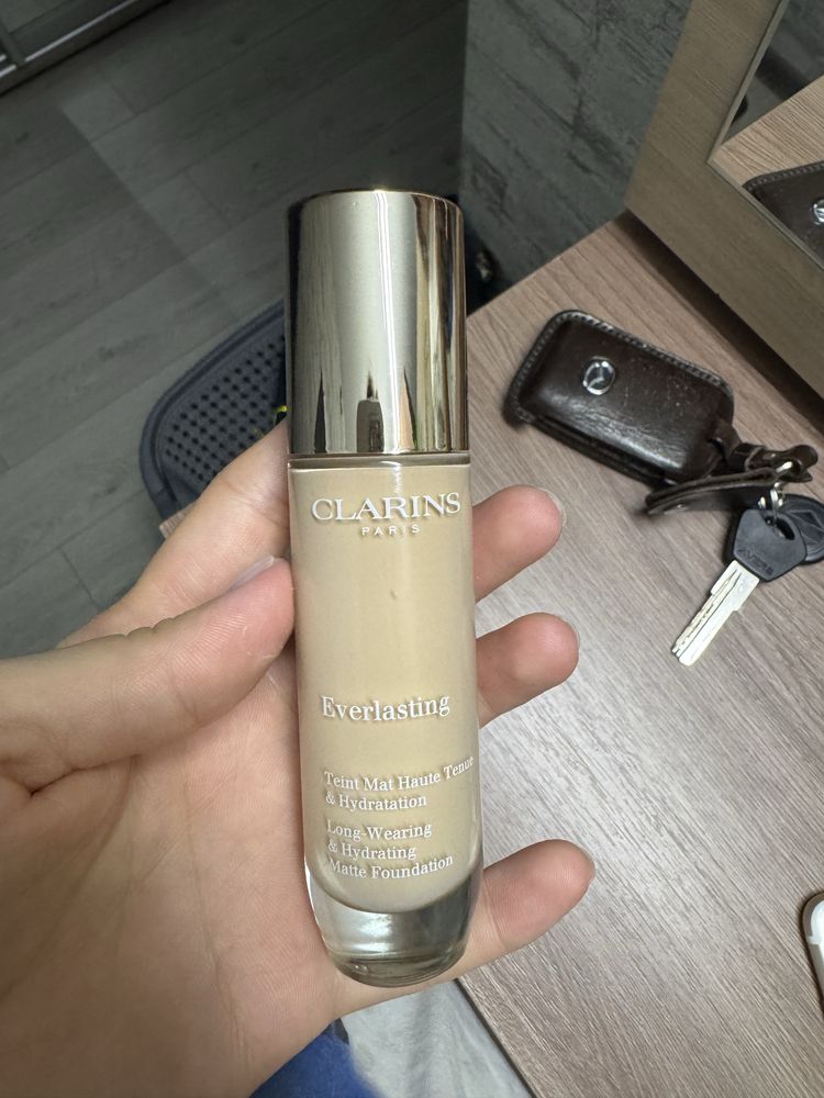 Тональна основа Clarins