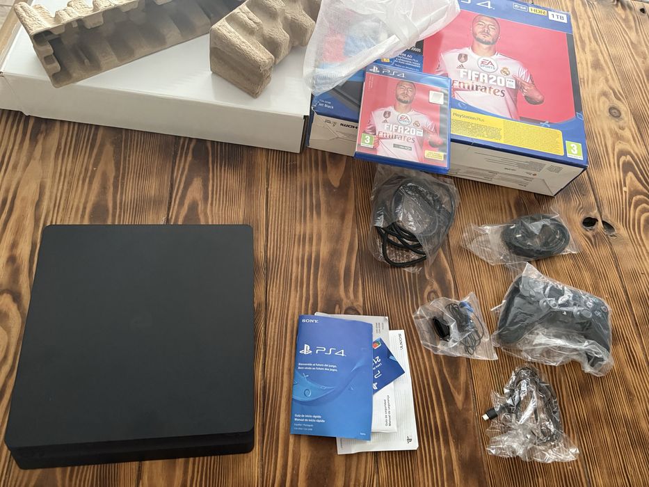 PS4 1TB completa