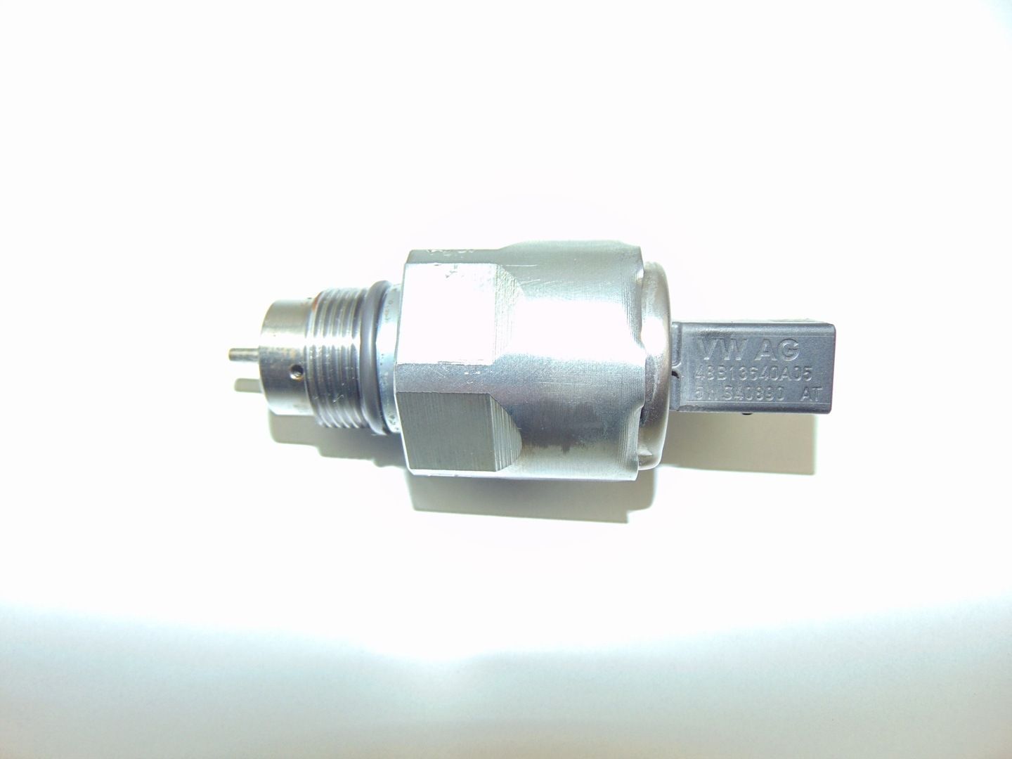 Zawór czujnik regulator ciśnienia paliwa 1,6TDI 03L130764A 5WS40730AT