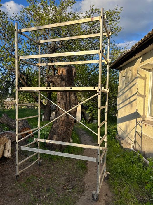 Лестницы, подмостья, вышка-тура на колесах в аренду, на прокат.