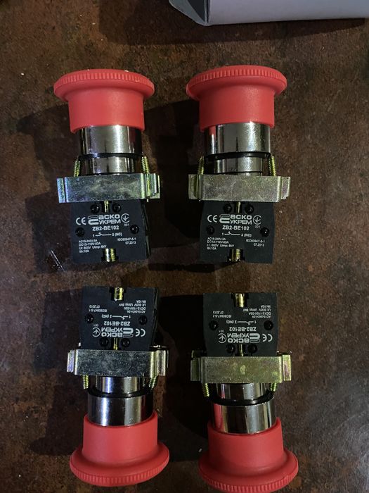 Кнопка стоп , аварийная кнопка .