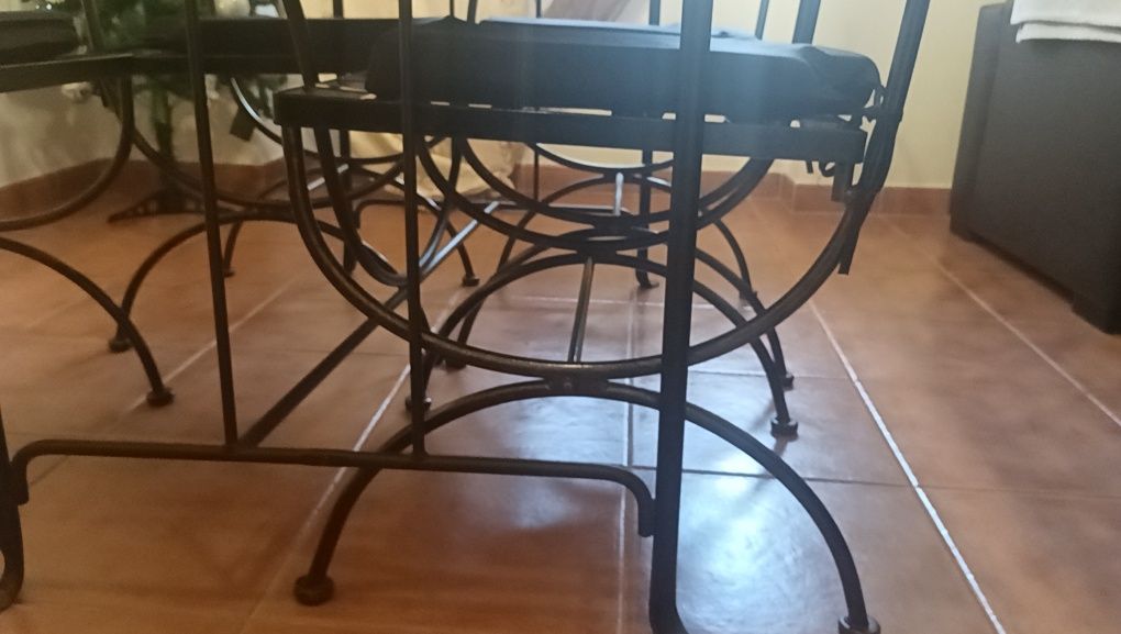 Conjunto Mesa e Cadeiras completo