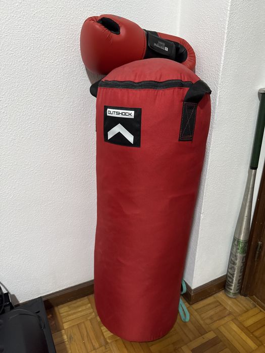 Saco de boxe com luvas OUTSHOCK