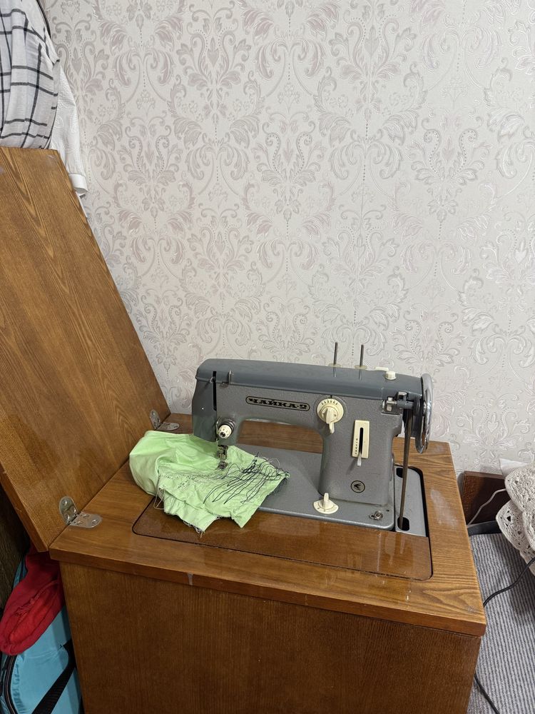 Продам швейну машинку
