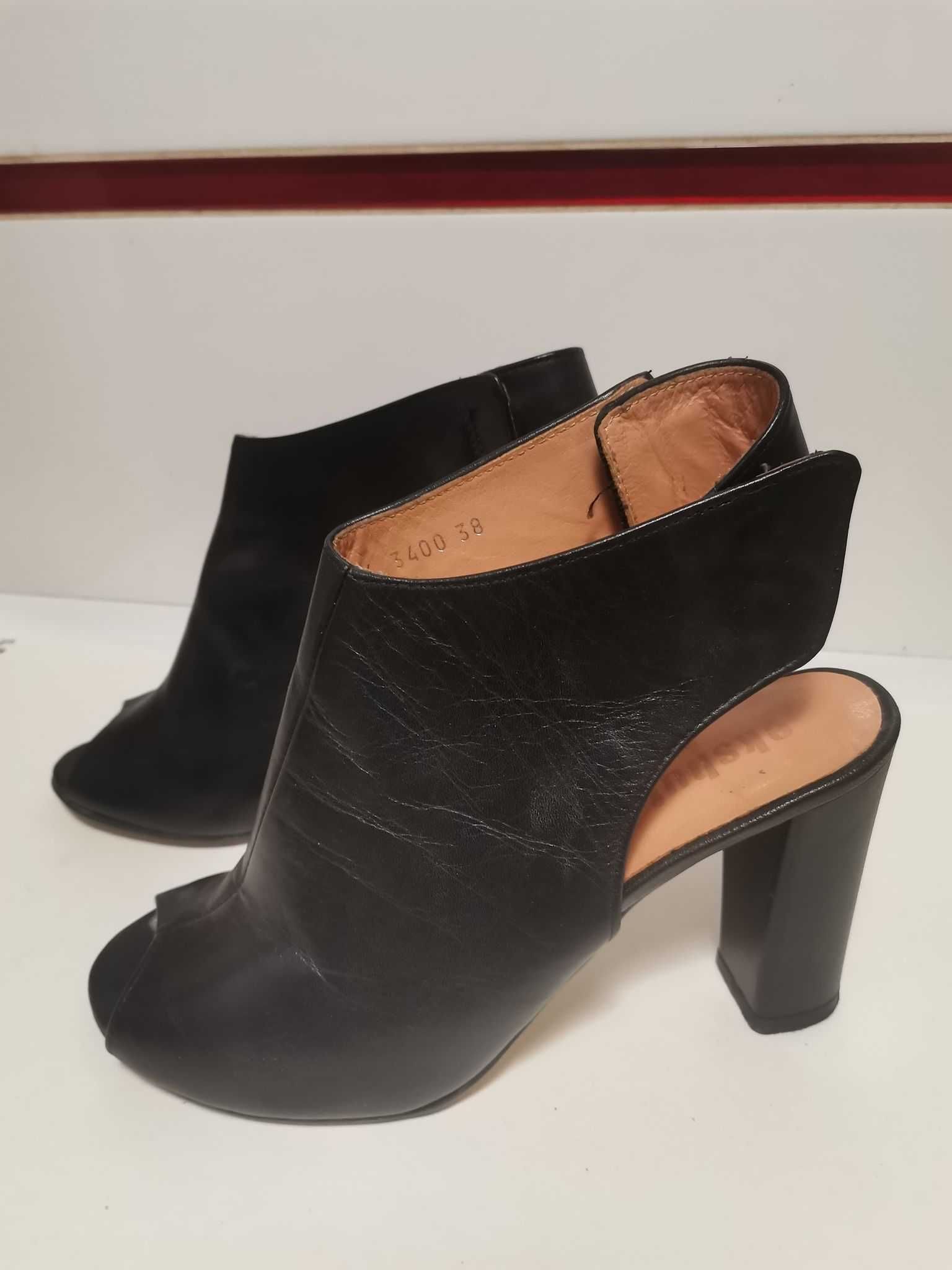 Super czarne buty z oryginalnym zapięciem z tyłu.