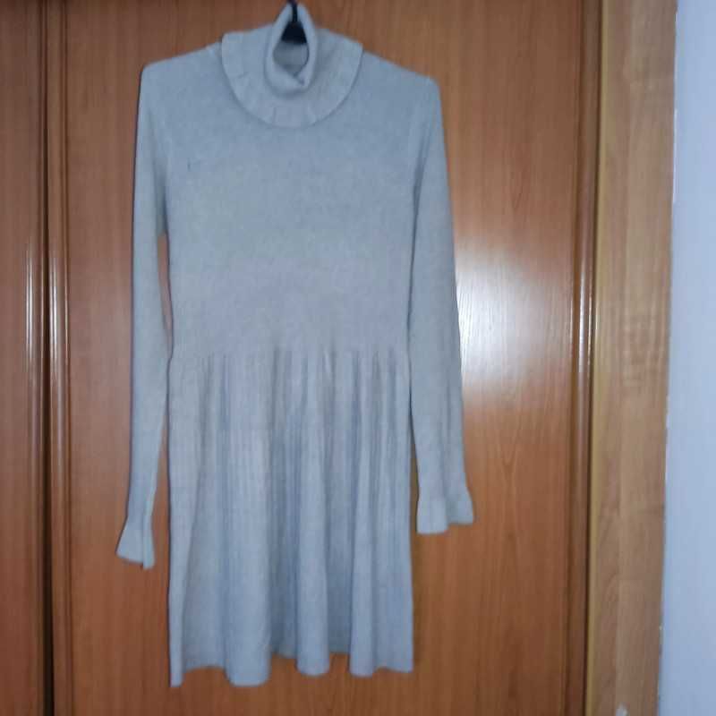 Śliczna sukienka z kominkiem S/M
 Hostar