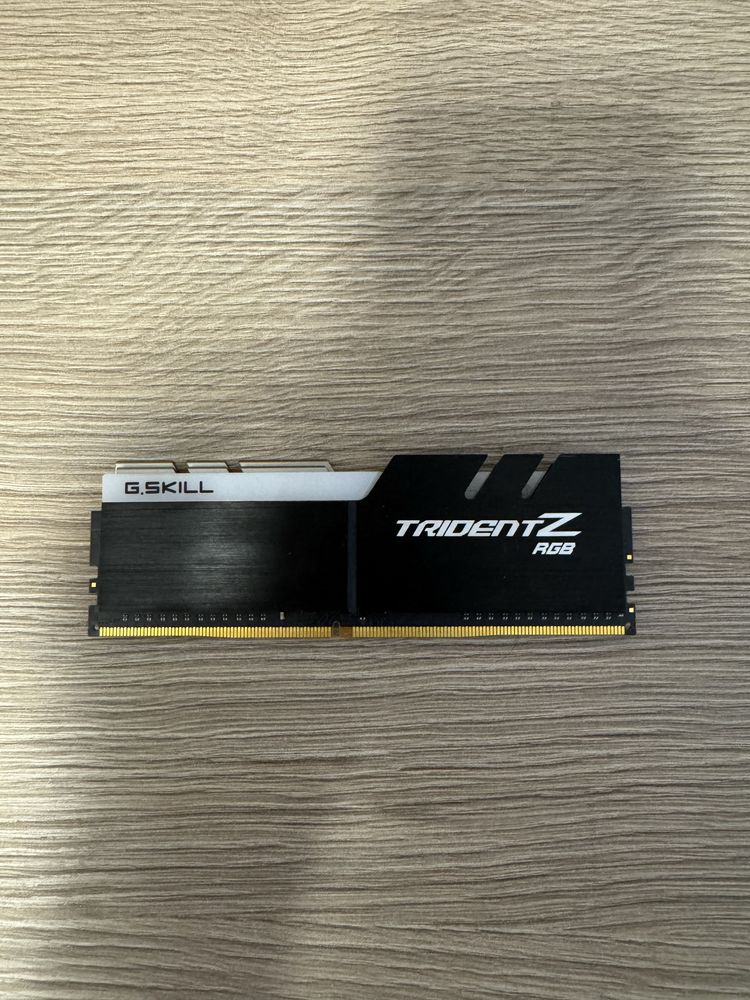 Ram GSkill Trident Z RGB 3000MHz CL16 16GB(2x8GB) częściowo uszkodzone