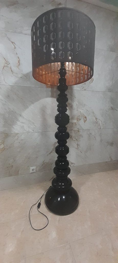 Candeeiro de madeira maciça