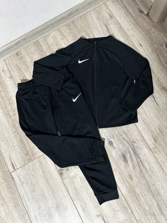 Костюм Nike оригинал на мальчика!