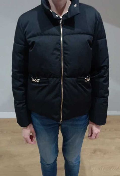 Czarna kurtka puffer puchowa pikowana złoty zamek Mohito 38