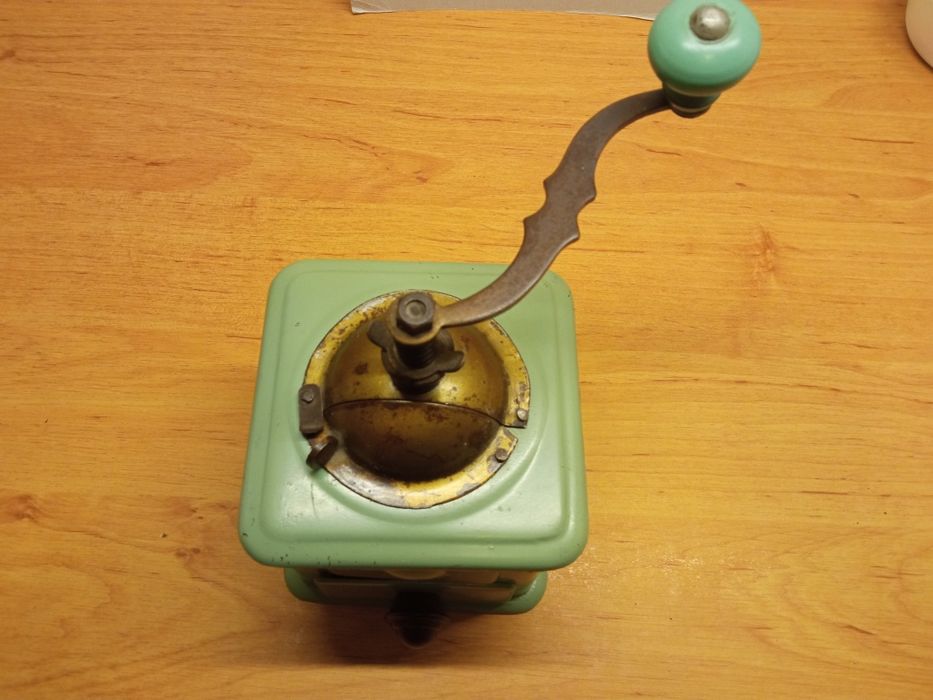 Stary metalowy młynek do kawy lub pieprzu