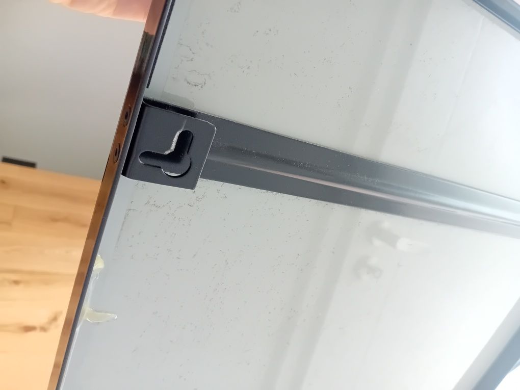 Czarne wiszące lustro na ścianę  GRUA IKEA