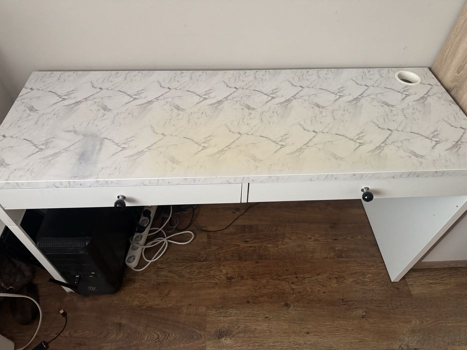 Białe biurko z ikea