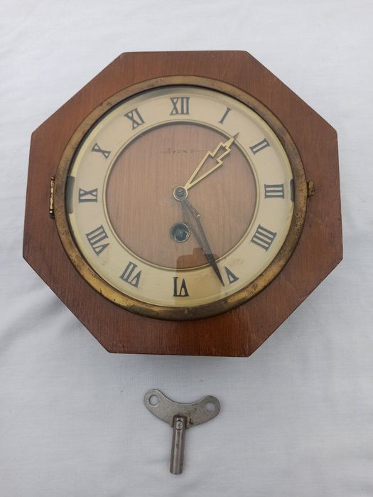 Настінний годинник "Весна" срср