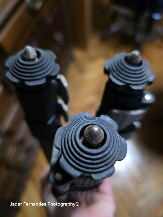 Tripé fotográfico extensível carena usado.