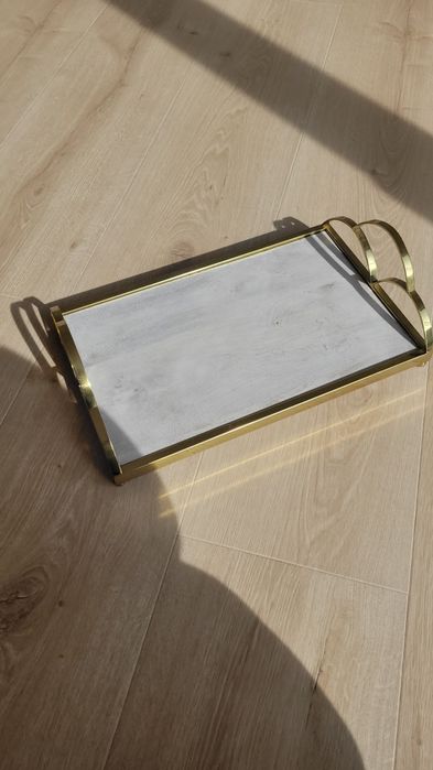 Taca drewniana ze złotymi uchwytami