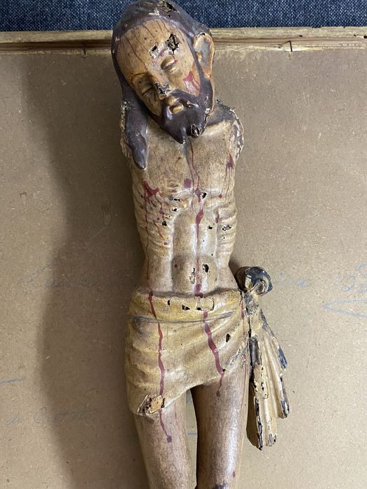 Antigo cristo em madeira