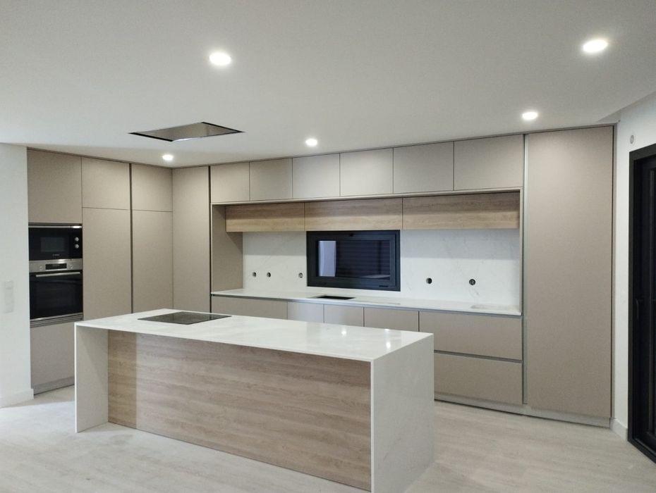 Pintura/Lacagem Profissional em Portas, Cozinhas e Roupeiros