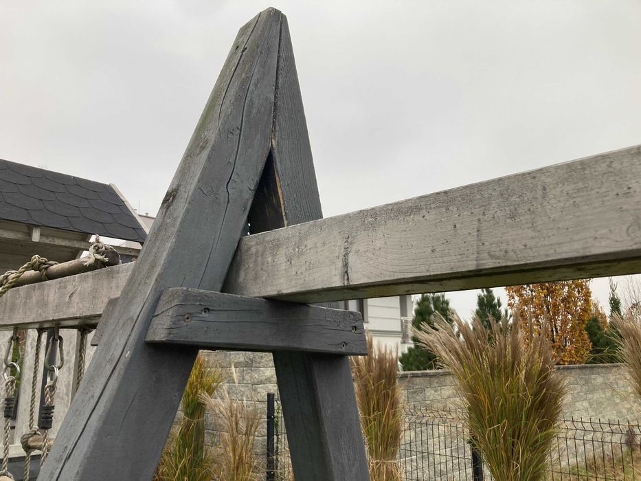 Domek ogrodowy ze zjeżdżalną, piaskownicą i huśtawkami