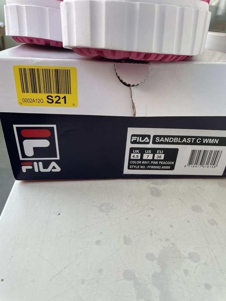 Nowe buty fila z metka na platformie.