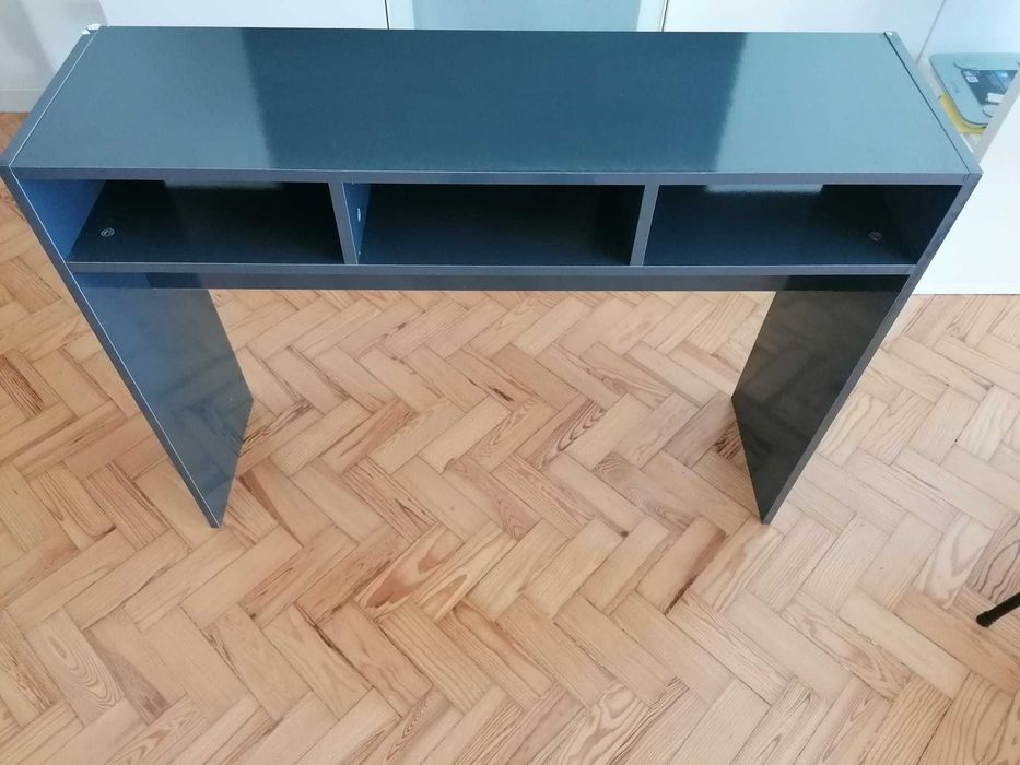 Mesa consola de entrada ou exposição.