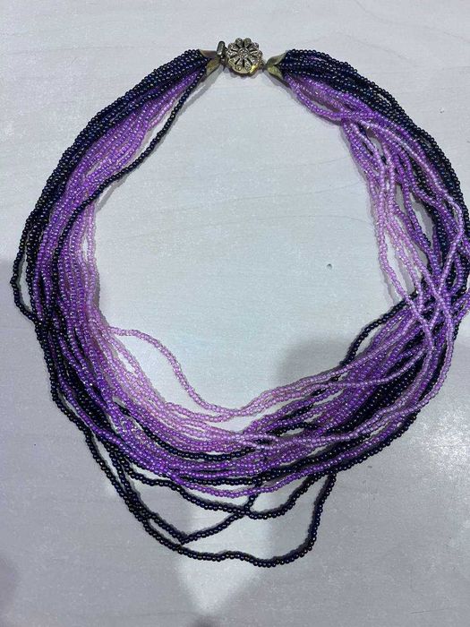 Ожерелье из бисера в сиренево-фиолетовых тонах