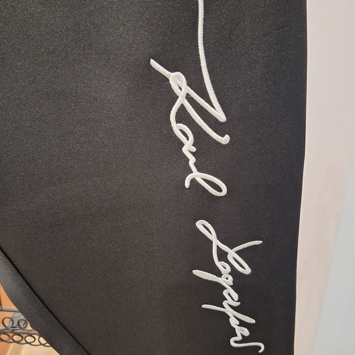 Dres Karl Lagerfeld.