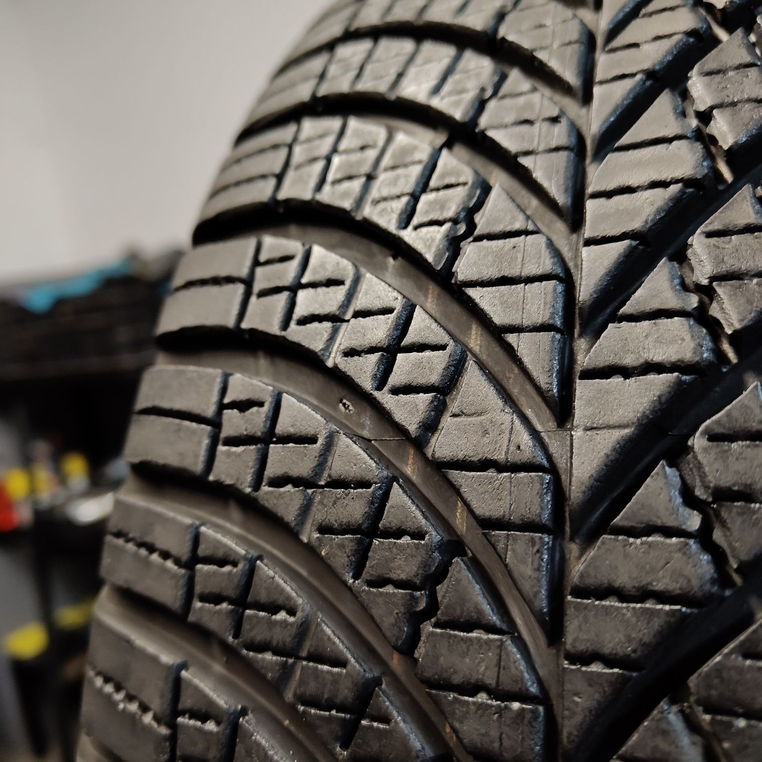235/45/20 XL Sprzedam parę opon całorocznych Goodyear