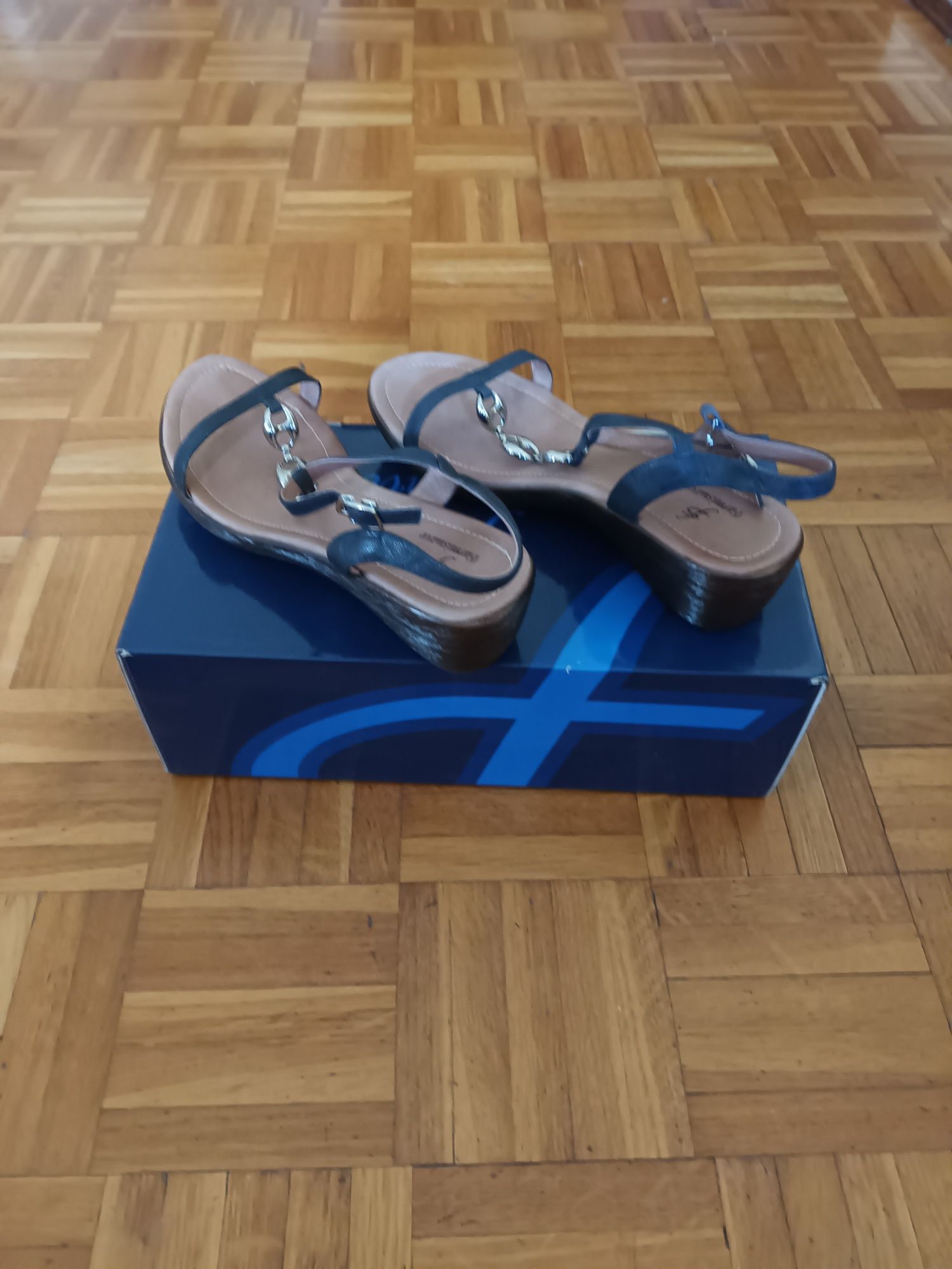 Sandálias em azul escuro e prateado