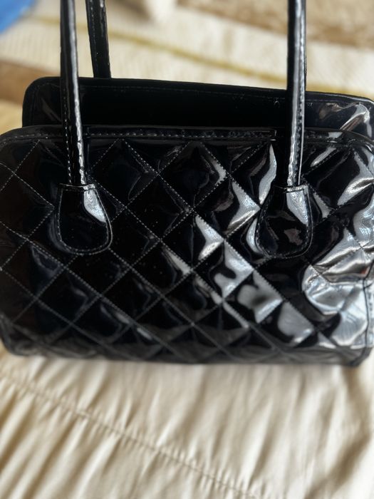 Mala preta de verniz