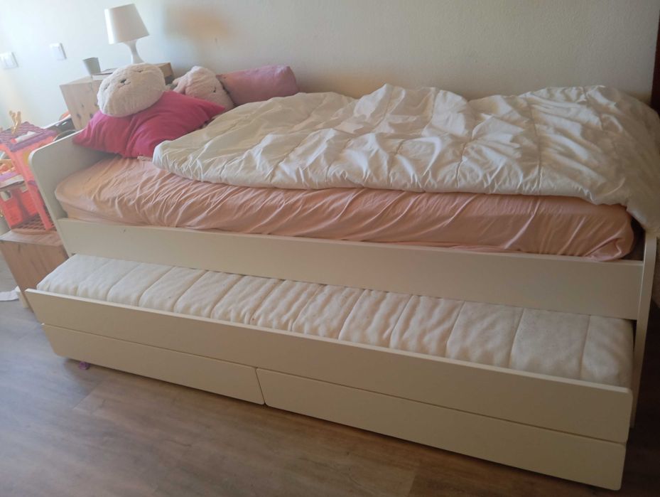 cama branca ikea  com cama auxiliar