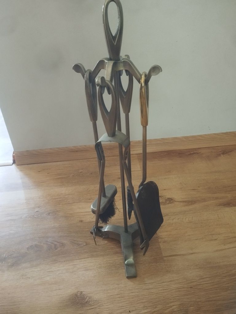 Zestaw przyrządów kominkowych, metalowy, patynowany, ciężki