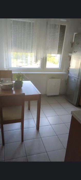 Duży pokój z balkonem w mieszkaniu 2 pokojowym dzielnica północ