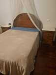 Cama e mesas de cabeceira vintage em mármore