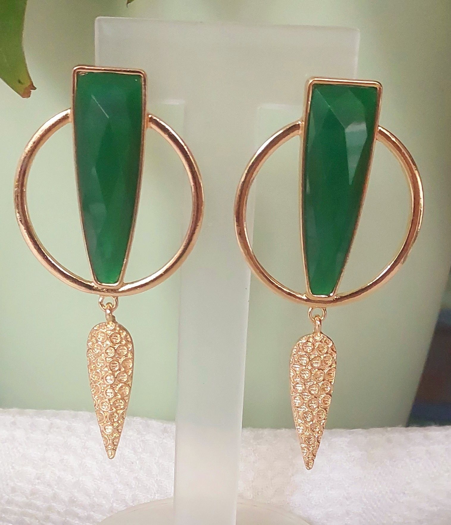 Brincos dourados com peças verdes