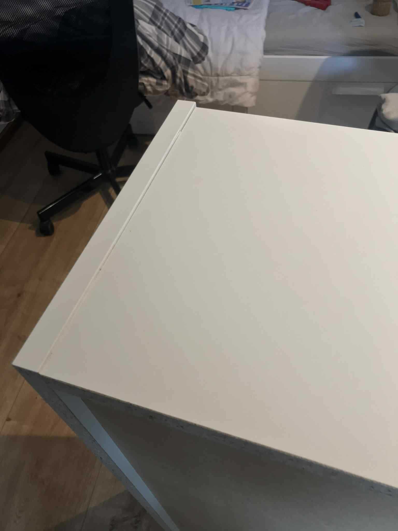 Biała komoda z trzema półkami – 106×80×28 cm, pojemna i uniwersalna