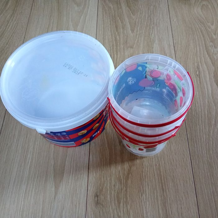 Wiaderka plastikowe 6 sztuk za 5 zl