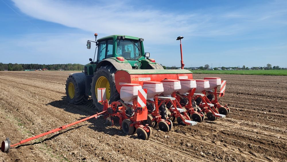 usługi rolnicze zbiór trawy sieczkarnią i przyczepą agrokomplex