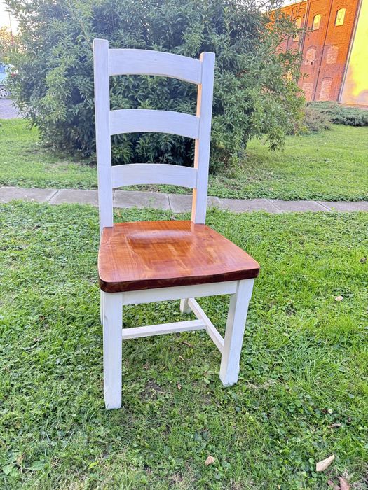 Komplet 4 krzeseł drewnianych – wygodne i zadbane