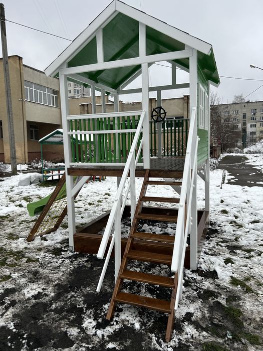 Дитячий майданчик драбина будиночок гірка канати штурвал