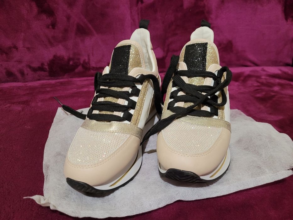 Damskie buty na koturnie