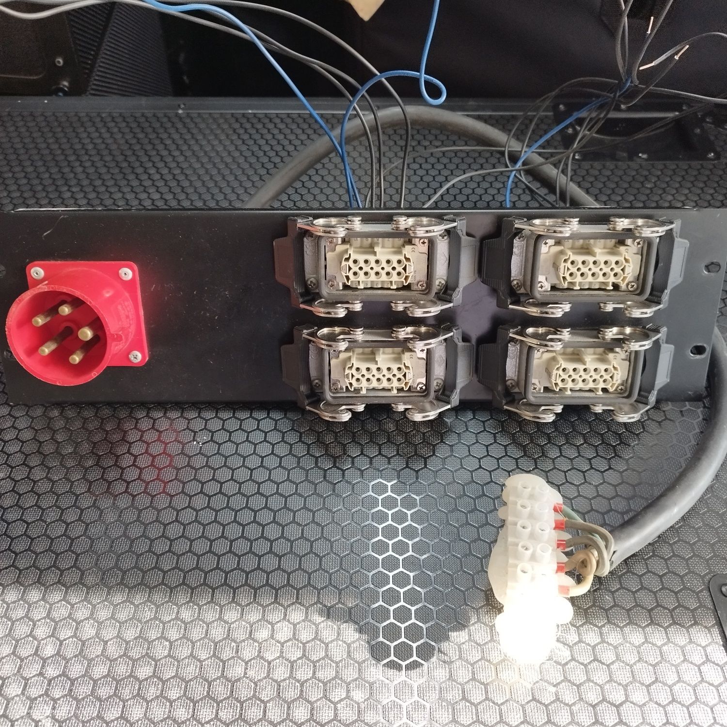 Panel rack, zlącze 32A, wieloparowe, złącze HARTING