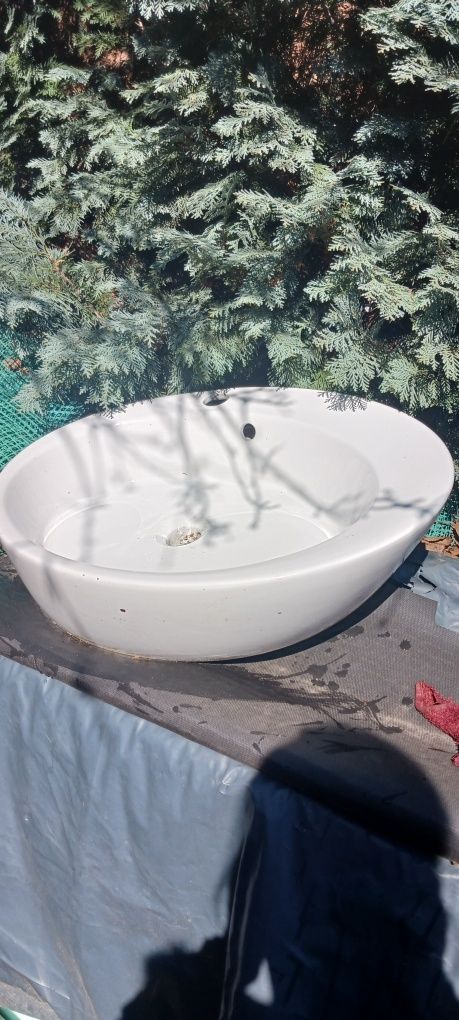 Ceramiczna umywalka nablatowa Kerra.